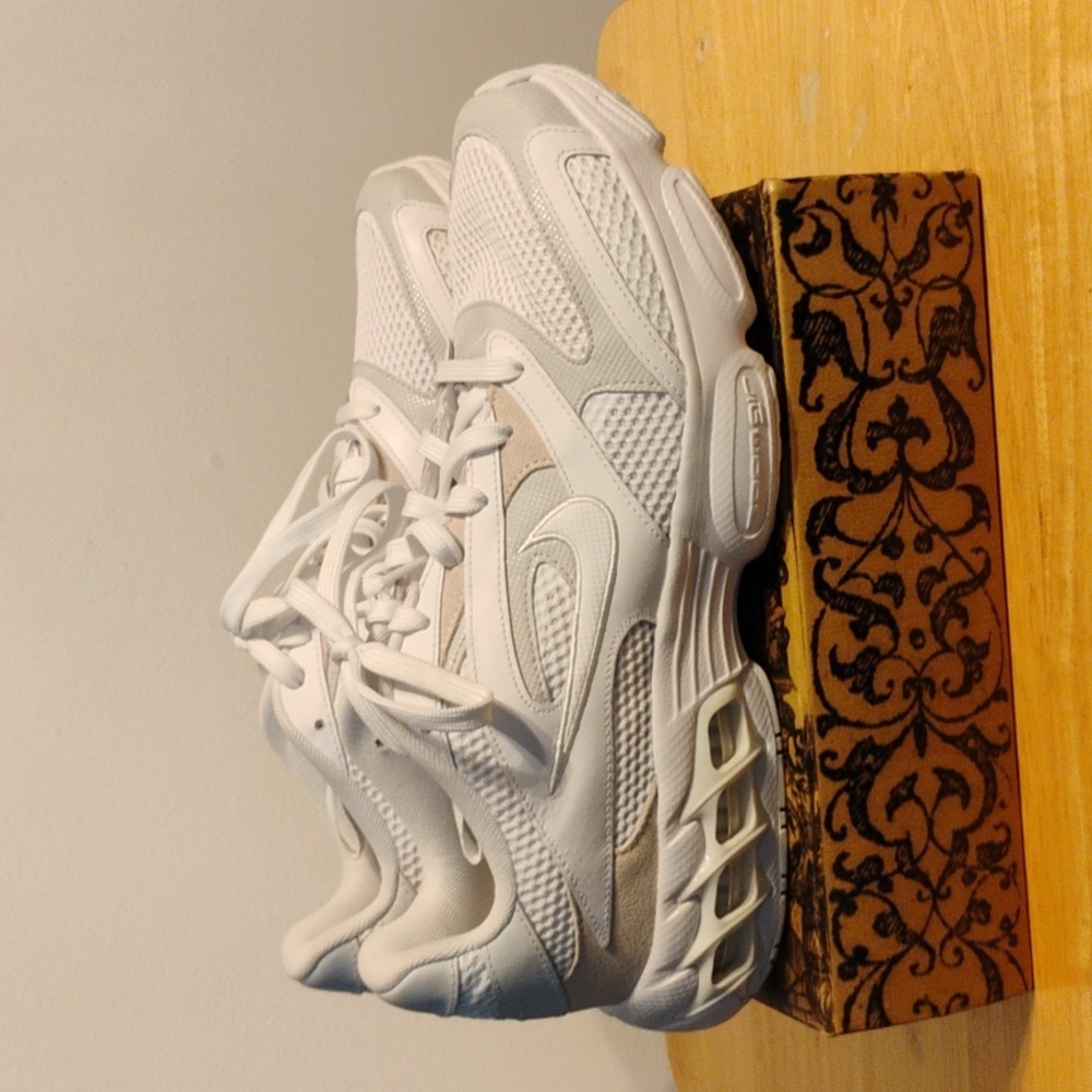 Brand New Nike Women's Sneakers Size 12 - Picture 2 of 6
